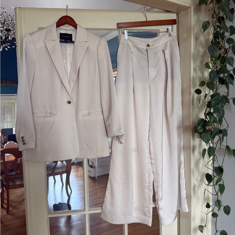 Banana Republic Cream Summer Suit Set Modern Minimalist Design